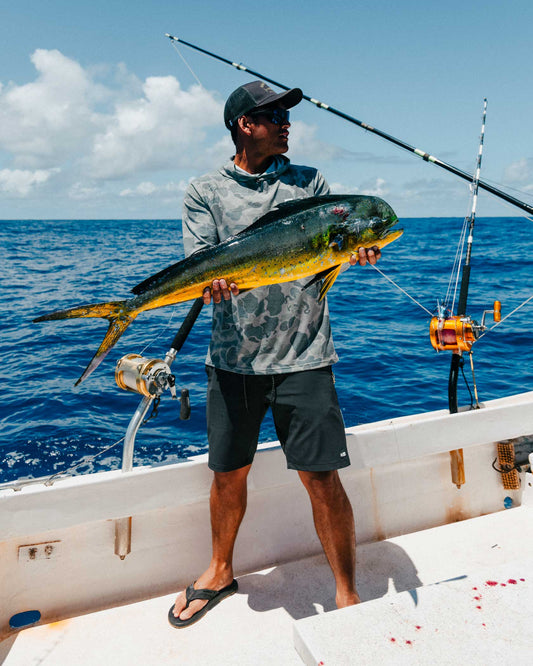 Lifestyle shot of the Mariner Lite UV Sunshirt Hoodie - Sand Camo.