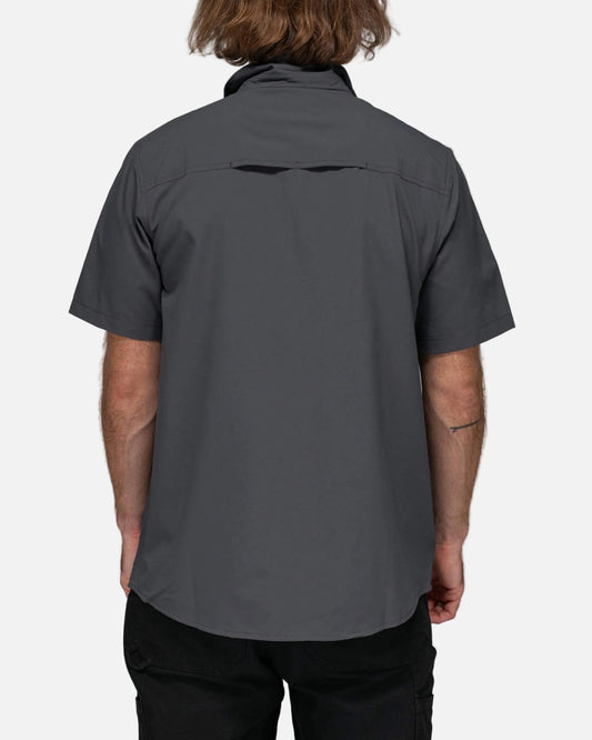 Salty crew WOVEN SHIRTS Offshore S/S Tech Woven - Charcoal in Charcoal