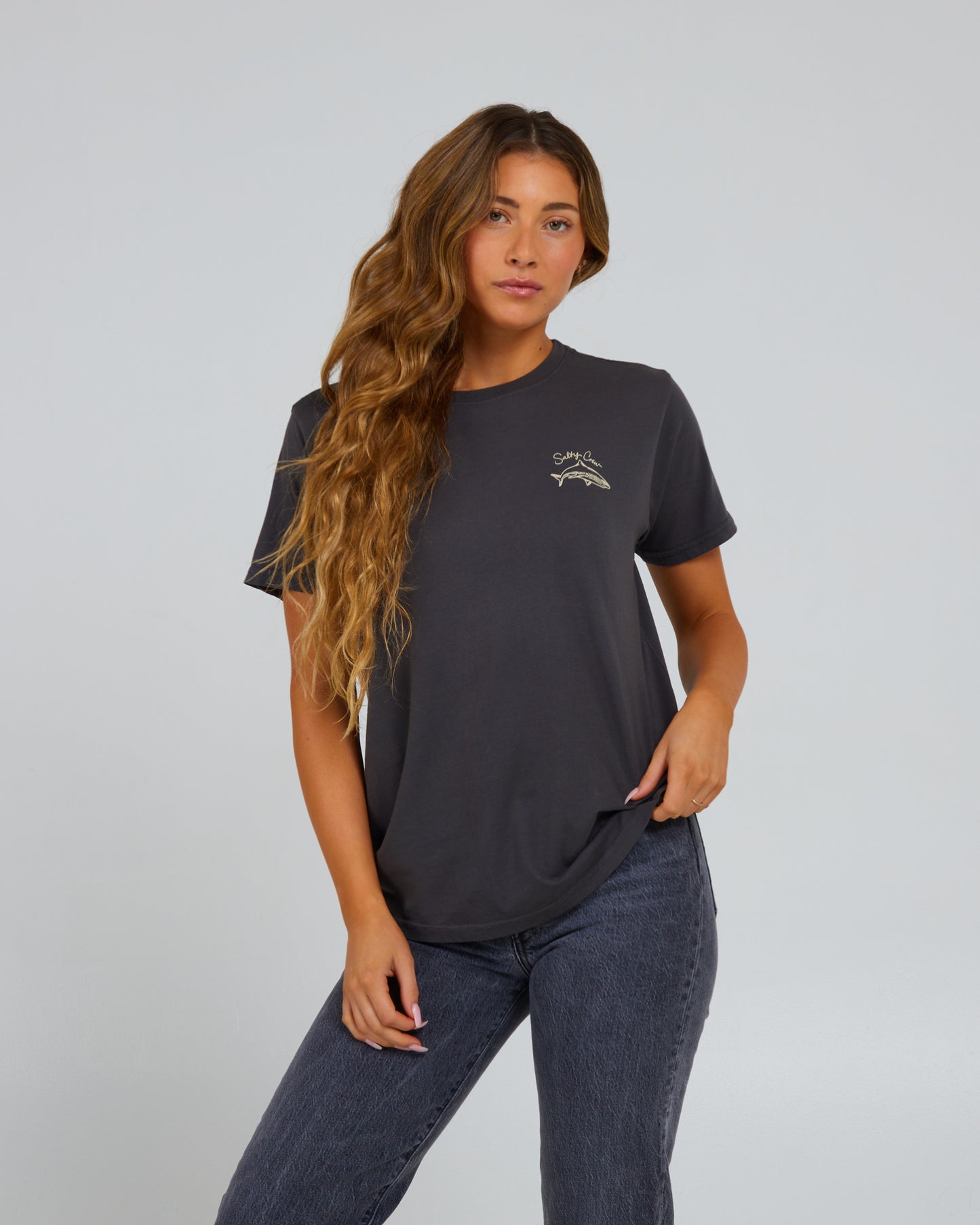 vista frontal de Love Bite Charcoal Boyfriend Tee