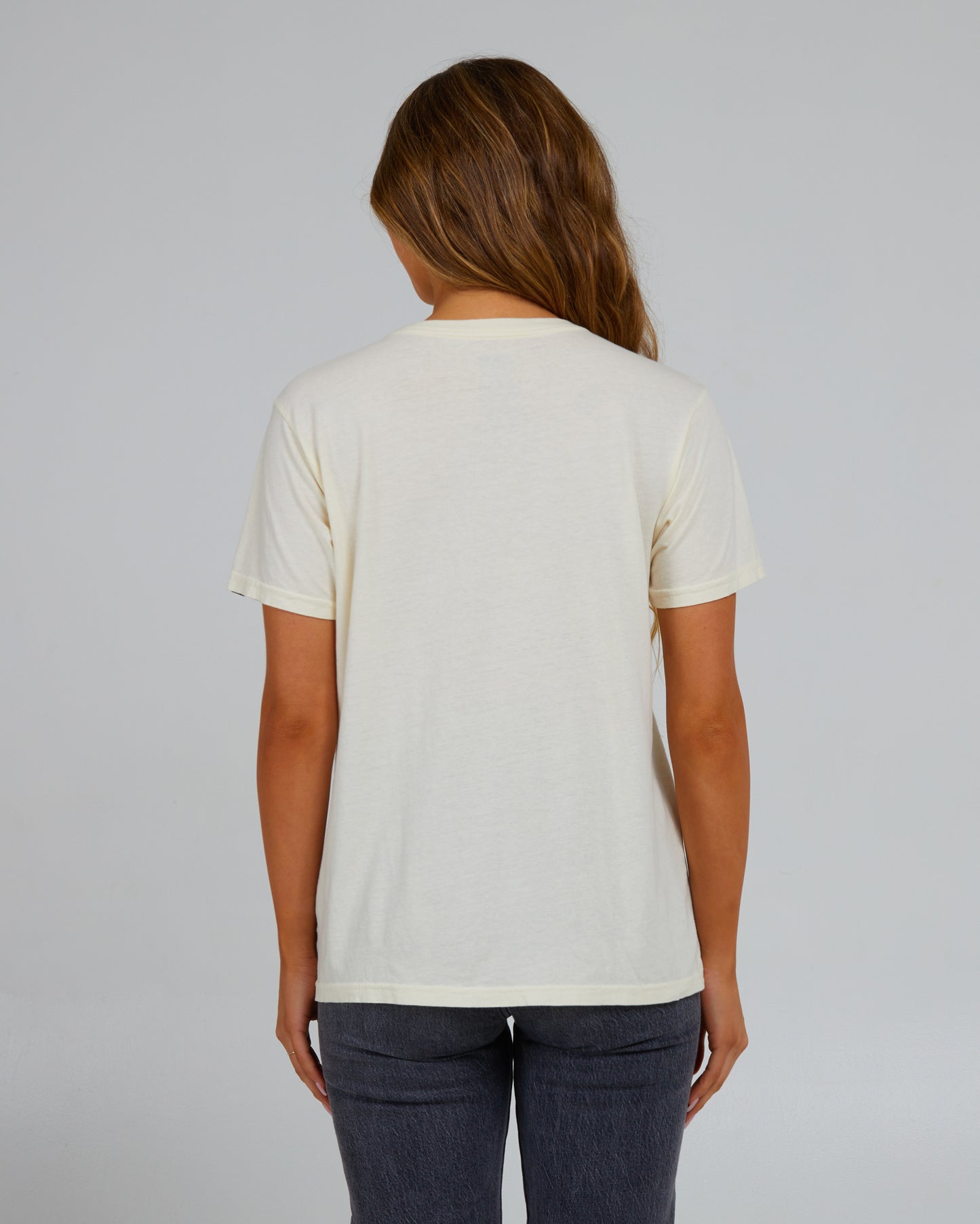 Vista posterior de Love Bite Off White Boyfriend Tee