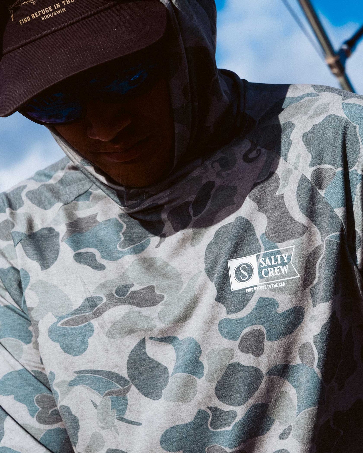 Lifestyle shot of the Mariner Lite UV Sunshirt Hoodie - Sand Camo. 