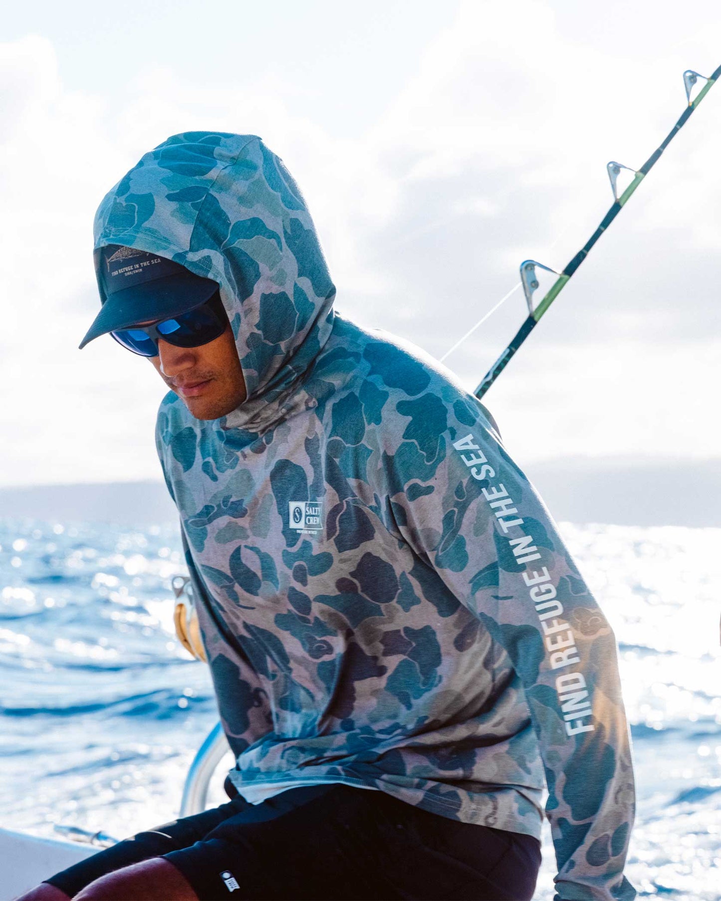 Lifestyle shot of the Mariner Lite UV Sunshirt Hoodie - Sand Camo. 