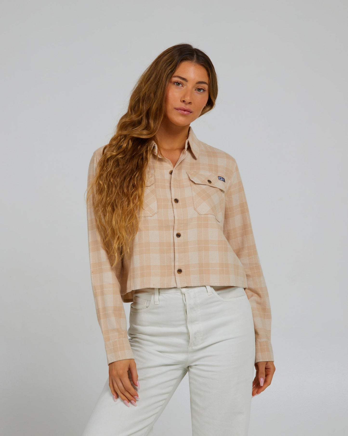 Vue de face du Stay Golden Sand Dune Crop Flannel